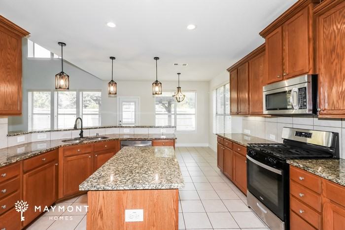 26049 Kingshill Dr - Photo 7 of 13