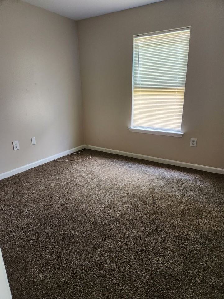 1327 S 17th St - Photo 6 of 10