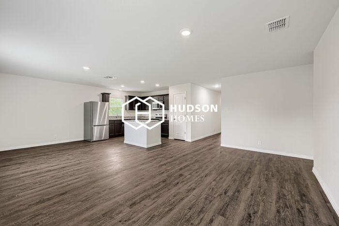 917 8th St - Photo 4 of 14