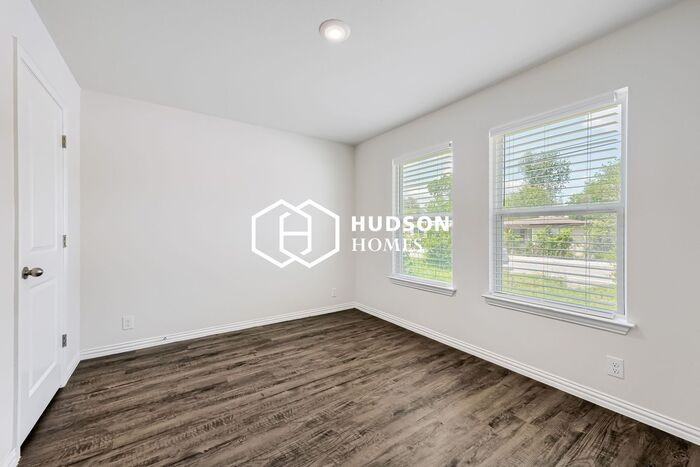 917 8th St - Photo 7 of 14