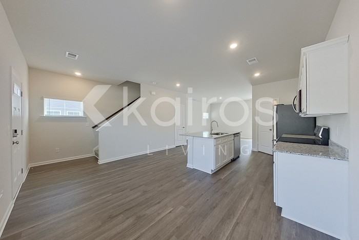 2495 Banyon Cir - Photo 2 of 22