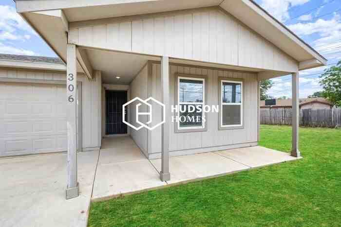 306 N Zenith Ave - Photo 3 of 14