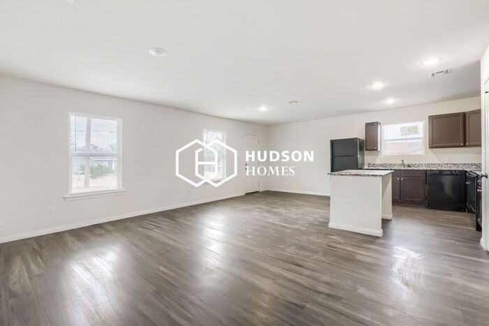 306 N Zenith Ave - Photo 4 of 14