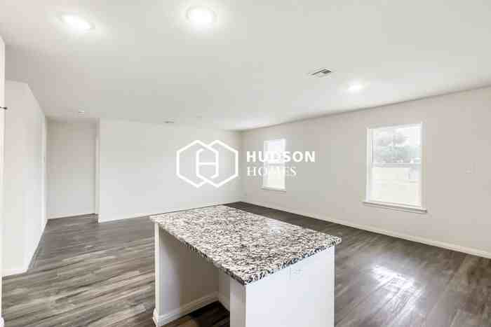 306 N Zenith Ave - Photo 6 of 14