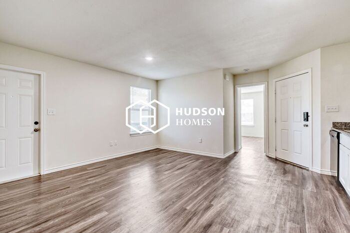 1366 Locust St - Photo 4 of 14