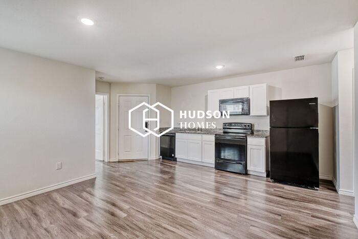 1366 Locust St - Photo 5 of 14
