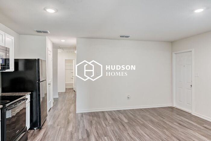 1366 Locust St - Photo 6 of 14