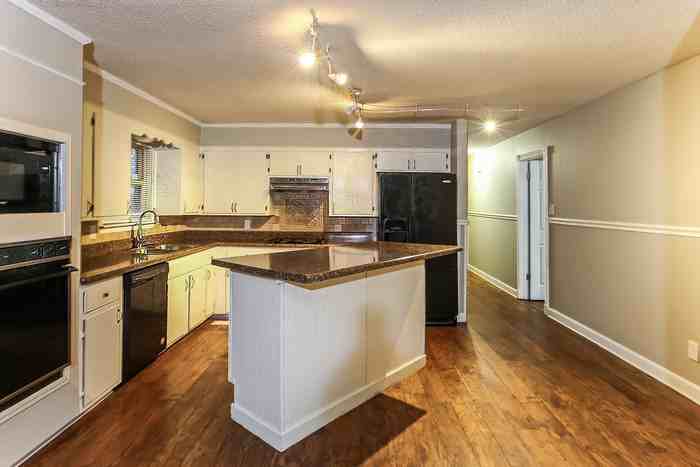 512 Woodland - Photo 3 of 10