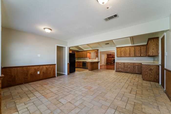 2377 Napoleon Ave - Photo 4 of 11