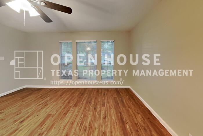 1427 Redwood Village Cir - Photo 4 of 23