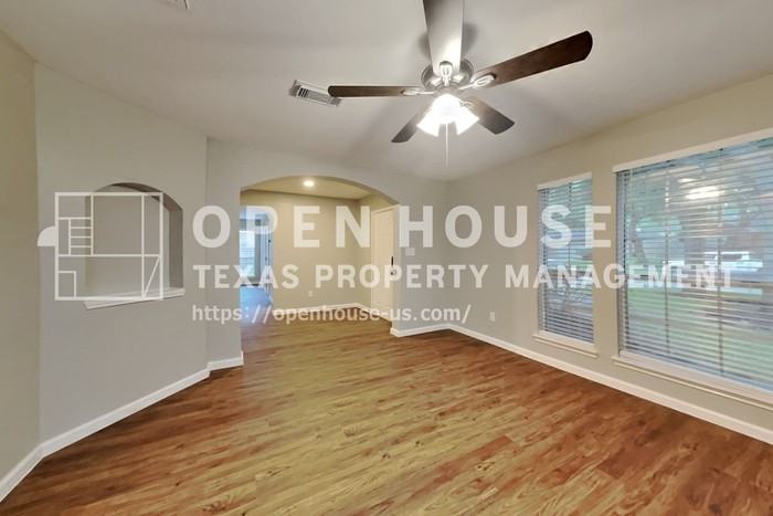 1427 Redwood Village Cir - Photo 5 of 23