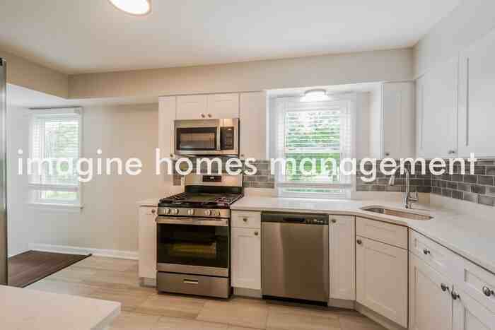 8526 General Grant Ln - Photo 5 of 13