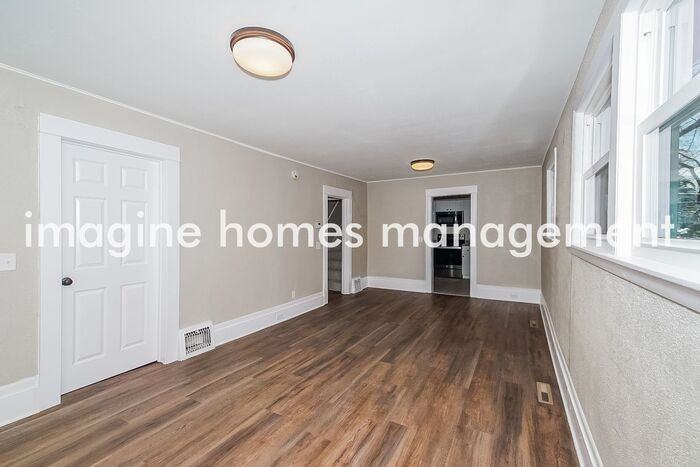 719 W 40th St - Photo 6 of 21