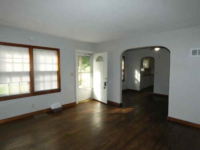 4701 Nw Green Hills Rd - Photo 2 of 16