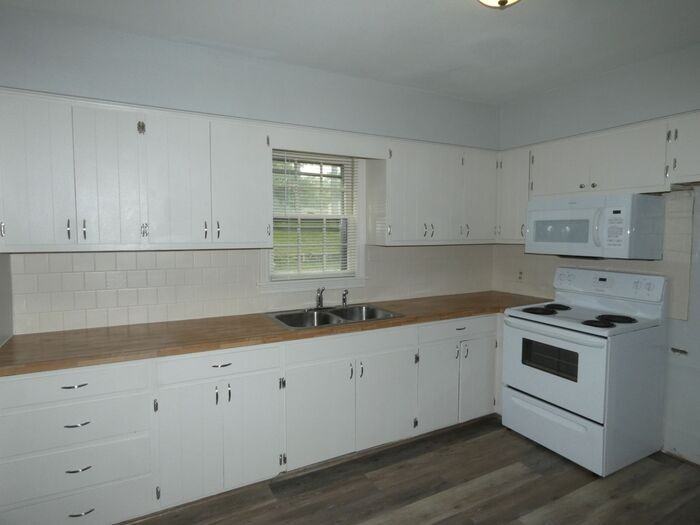 4701 Nw Green Hills Rd - Photo 5 of 16