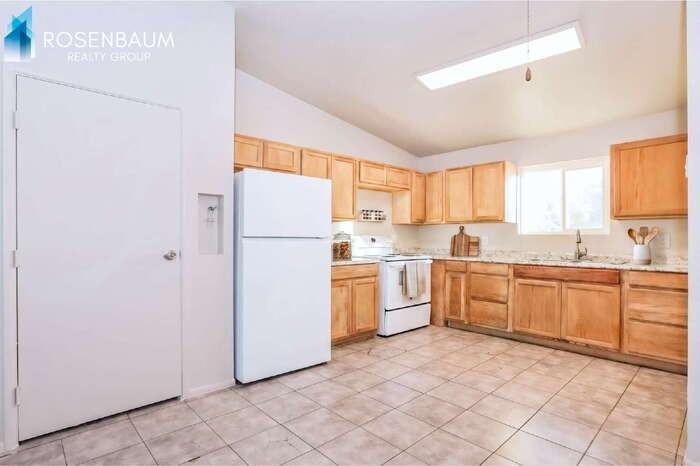 465 W Ivyglen St #112 - Photo 2 of 7