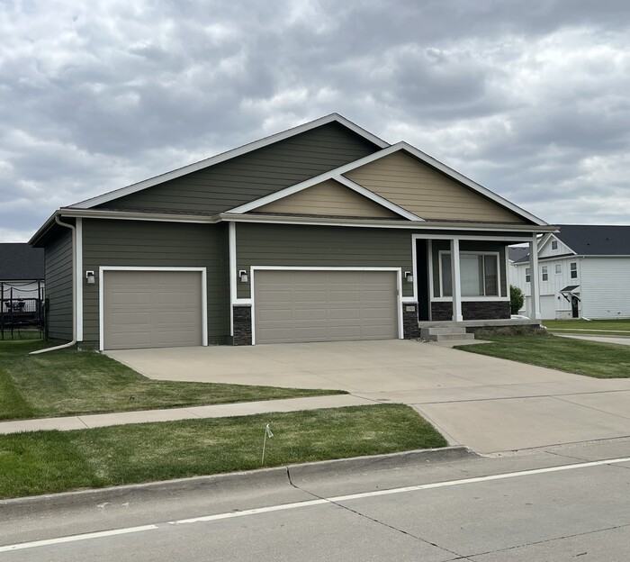 1901 Ne Little Beaver Dr - Photo 2 of 38