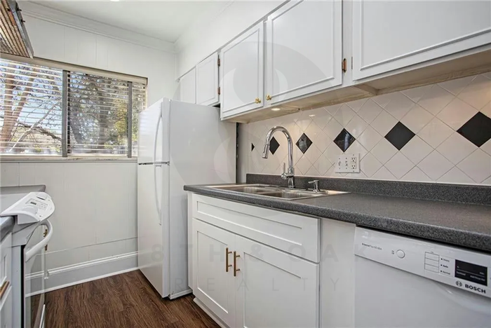 3121 Colonial Way #E - Photo 6 of 18