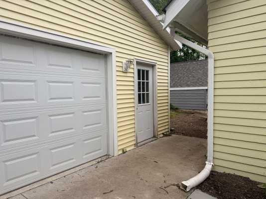 1120 W Maple St - Photo 2 of 5