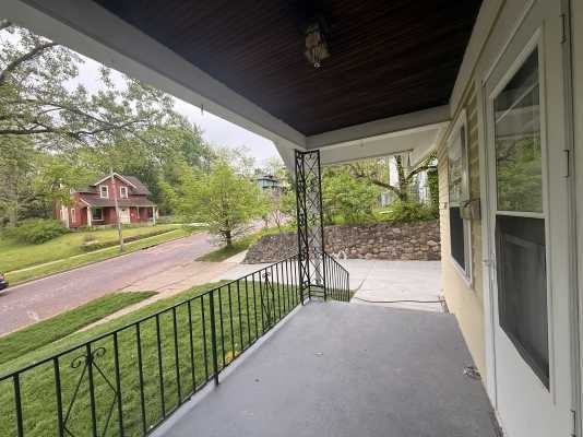 1120 W Maple St - Photo 3 of 5