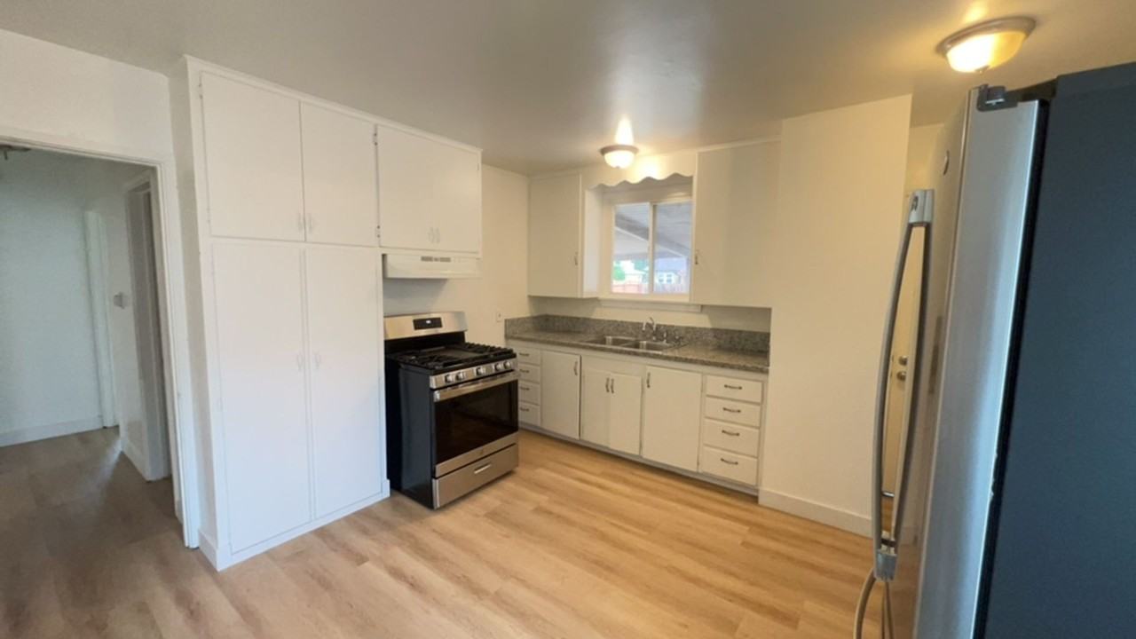 4645 Gardena Dr - Photo 5 of 13