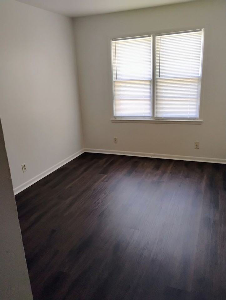 4417 E Linwood Blvd - Photo 4 of 7