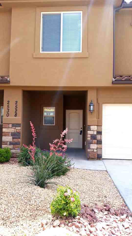 2528 Manzoni Rd - Photo 2 of 40
