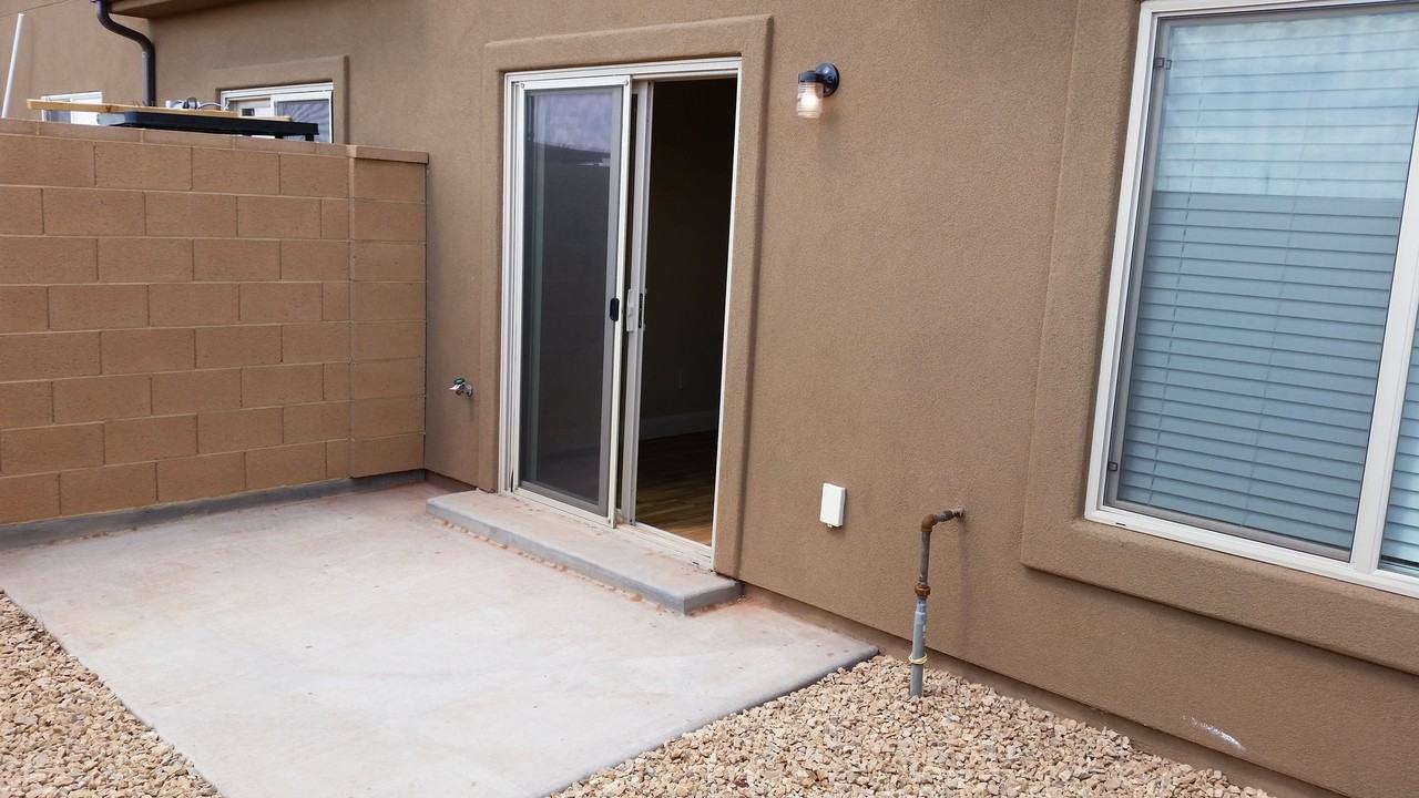 2528 Manzoni Rd - Photo 7 of 40