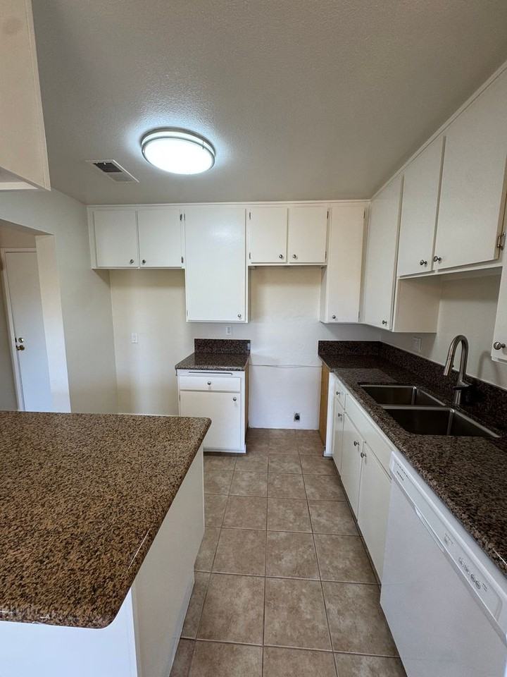 324 Chestnut Hill Ct #34 - Photo 3 of 19