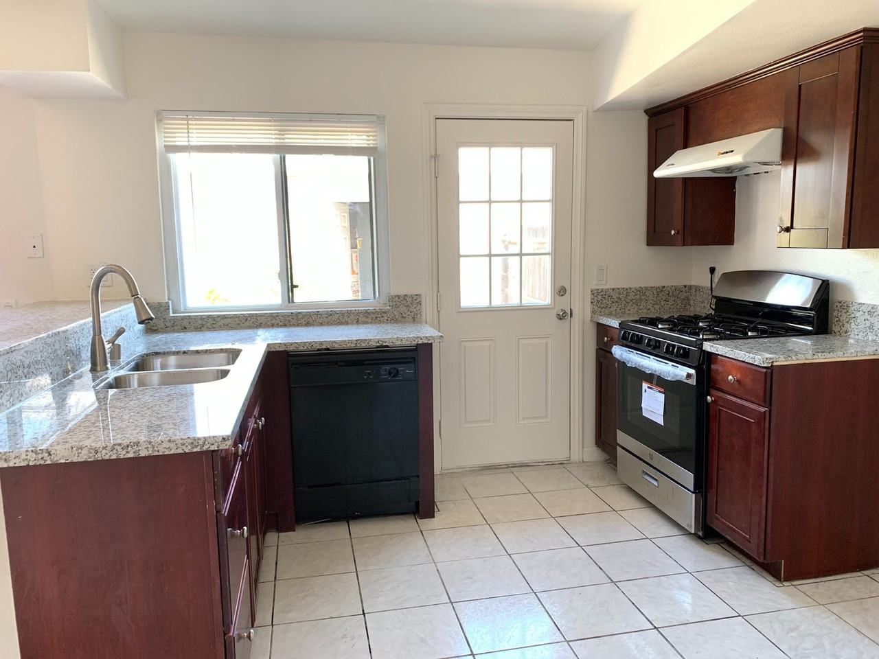 1418 N Elderberry Ave - Photo 4 of 20