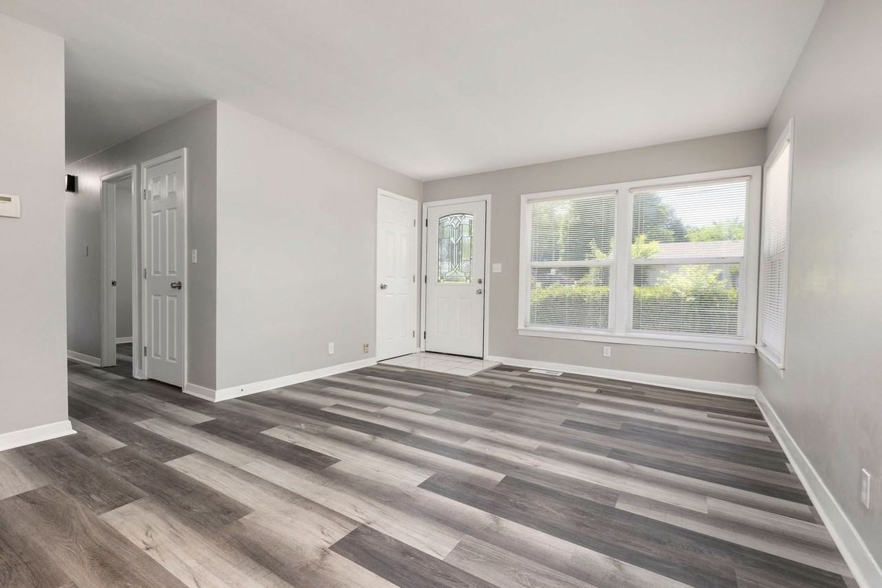 1209 S 45th St - Photo 4 of 27