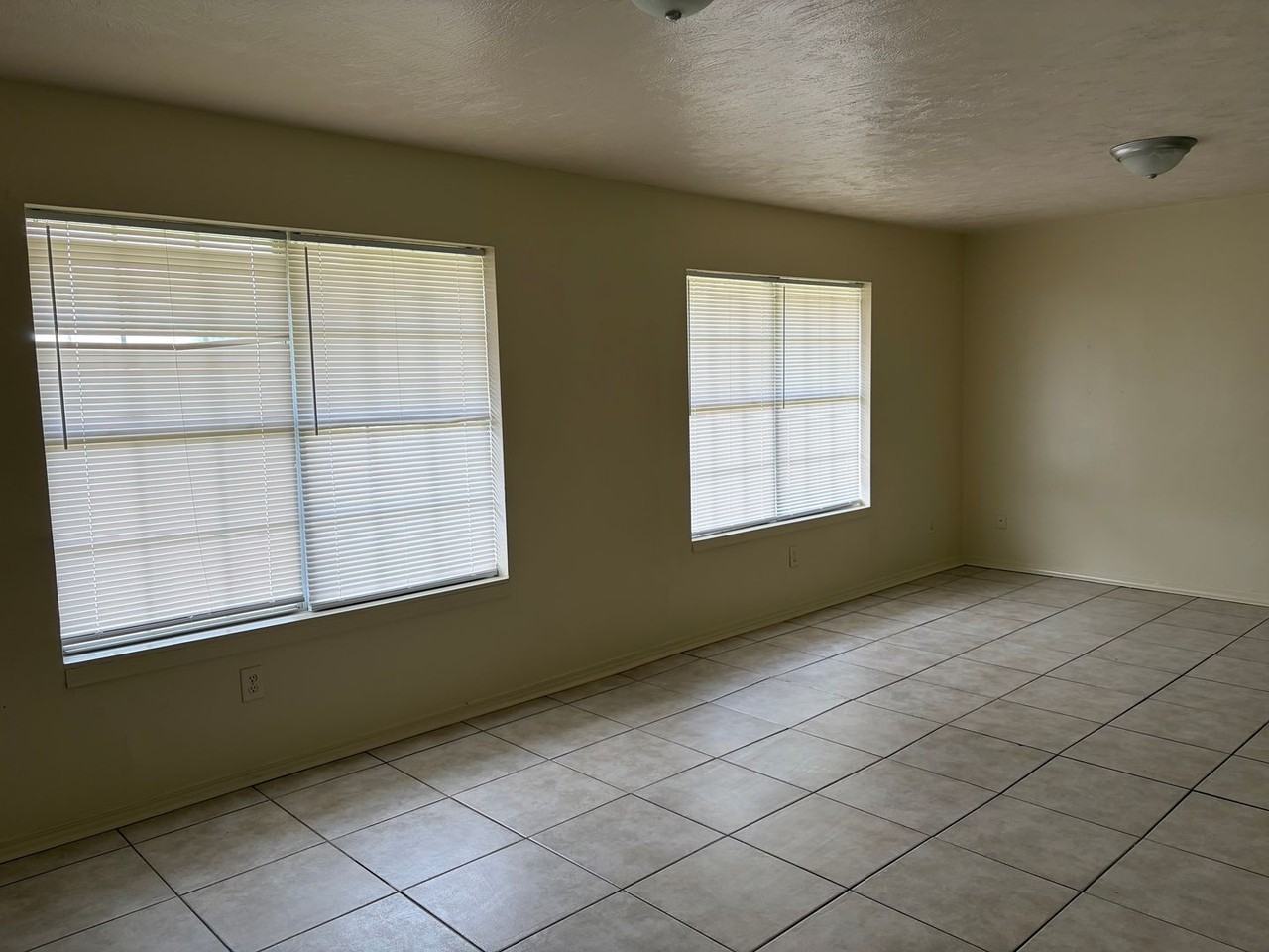 2800 Hood Dr - Photo 3 of 8