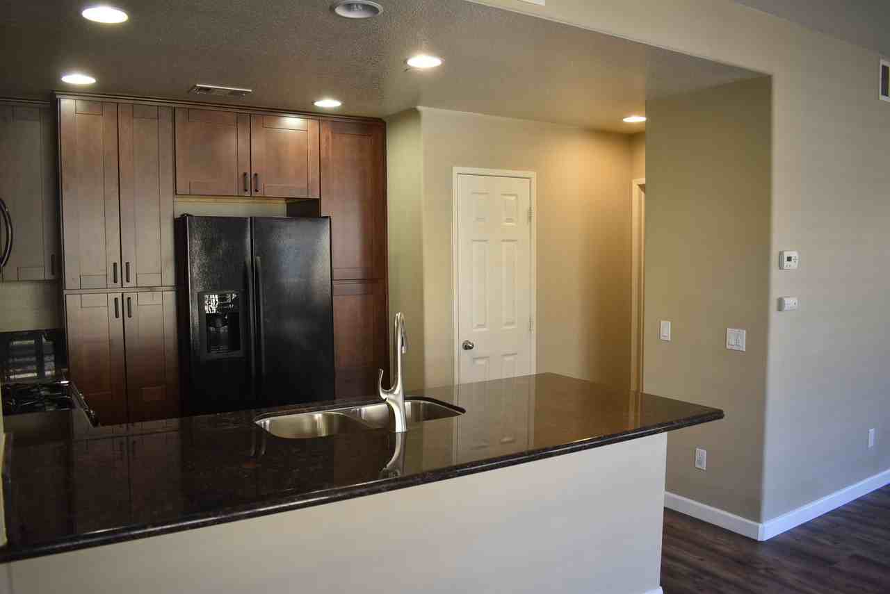 1815 Montilla St - Photo 3 of 17
