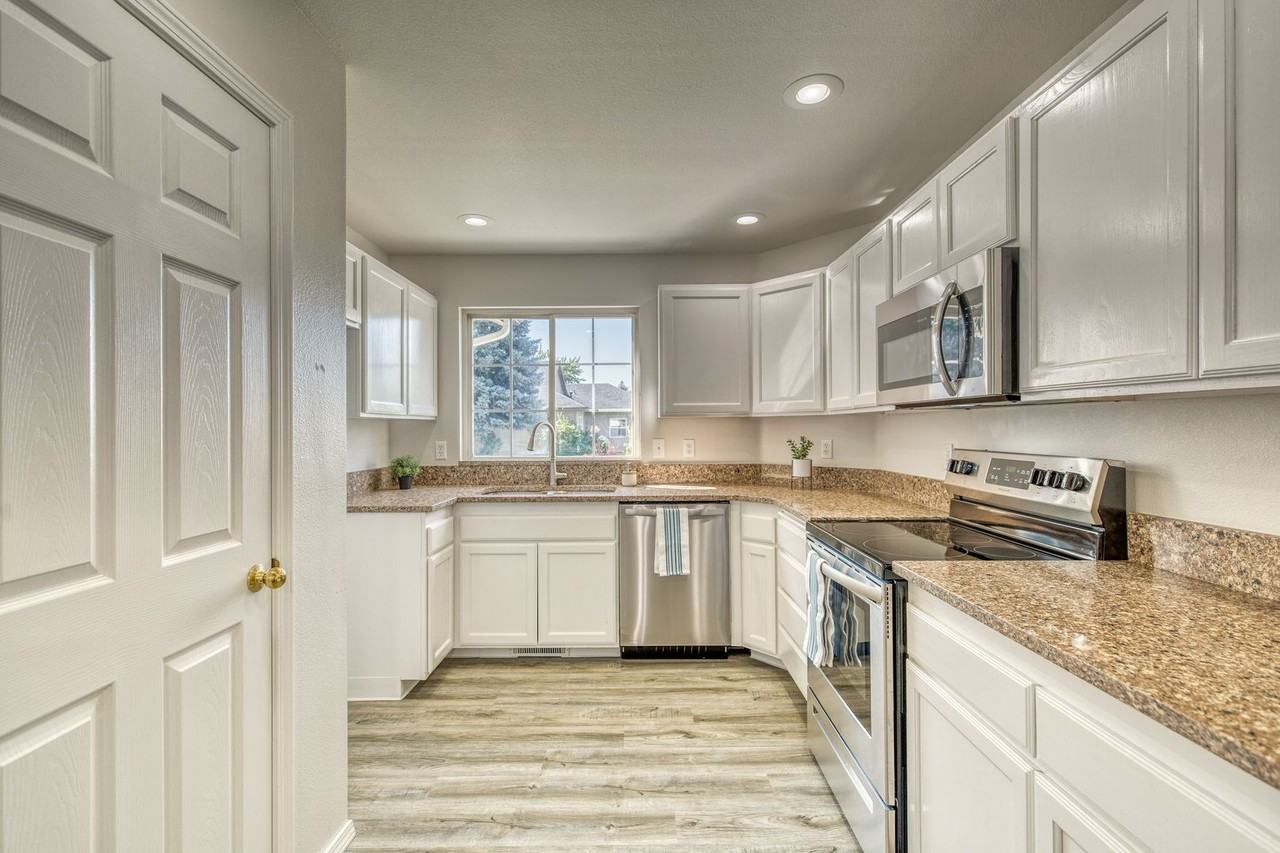 1938 E Birchwood Dr - Photo 2 of 14