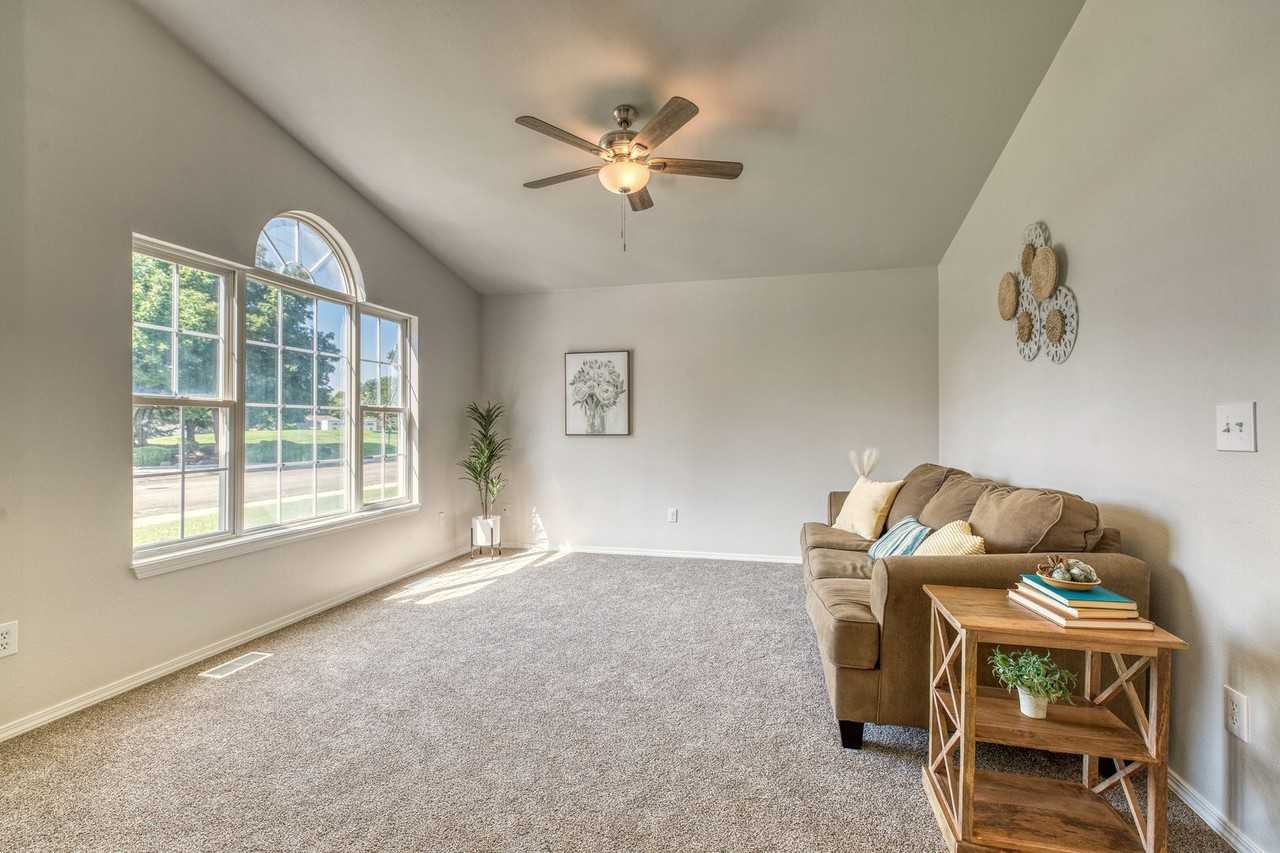 1938 E Birchwood Dr - Photo 5 of 14