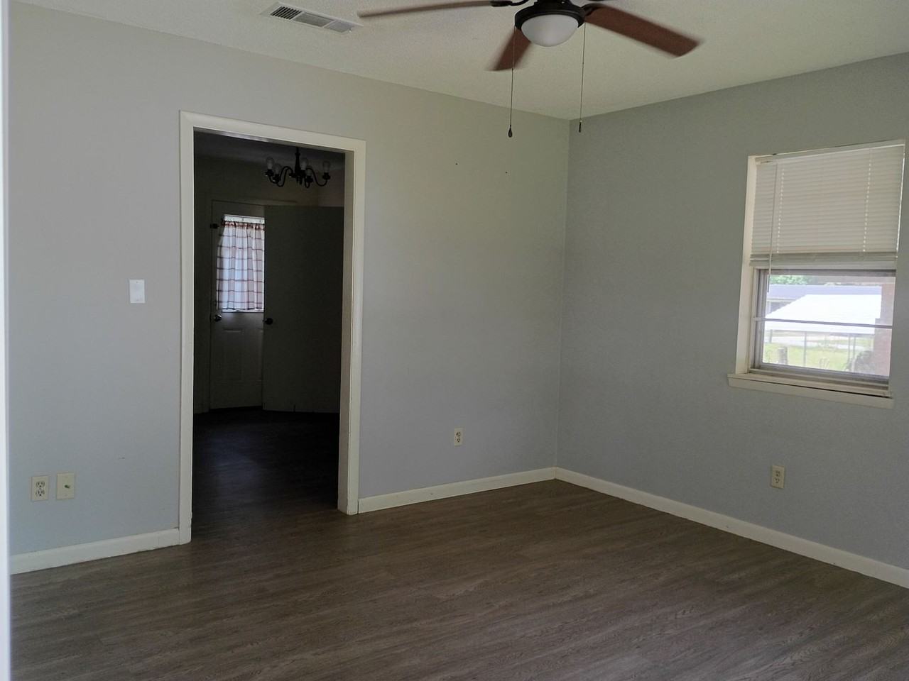 205 Trailwood Dr - Photo 3 of 21