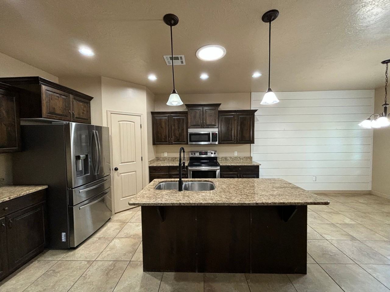 2163 S Shellee Dr - Photo 6 of 24