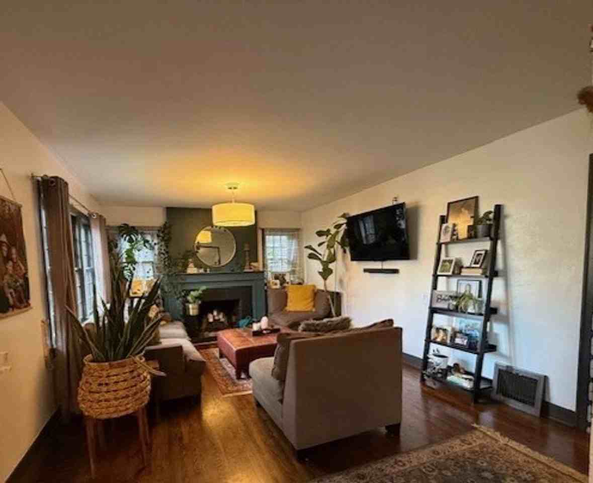 2324 S Jefferson St - Photo 3 of 28