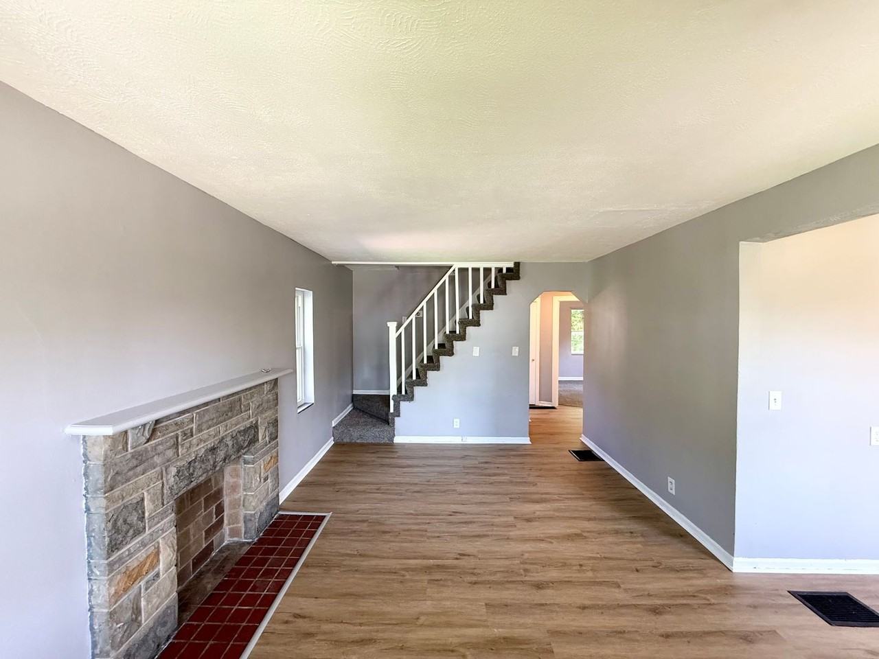 911 Prairie Ave - Photo 2 of 17