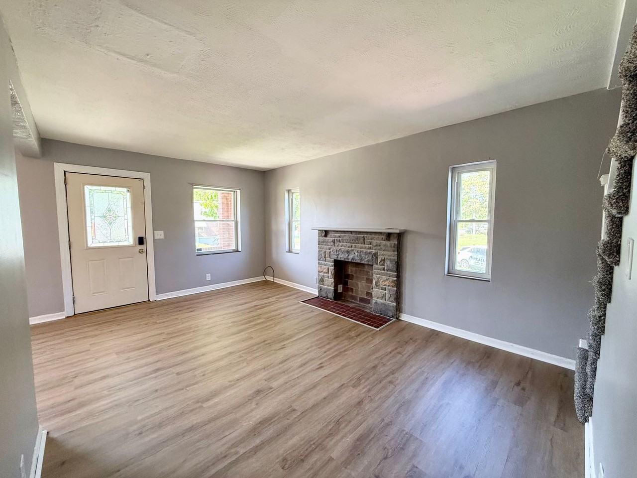 911 Prairie Ave - Photo 3 of 17