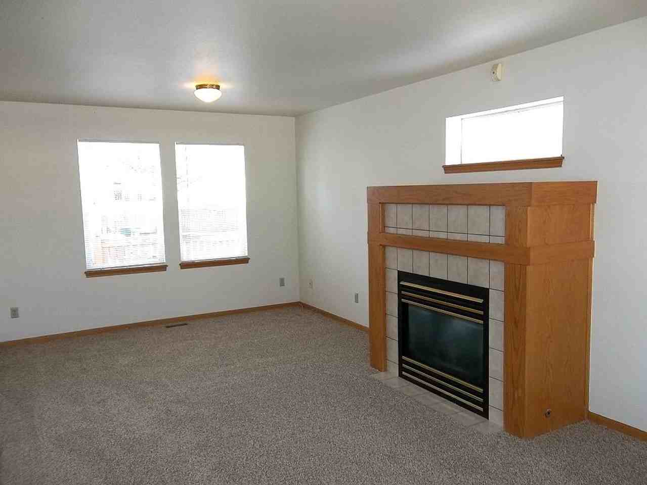 3425 Red Mountain Dr - Photo 3 of 8
