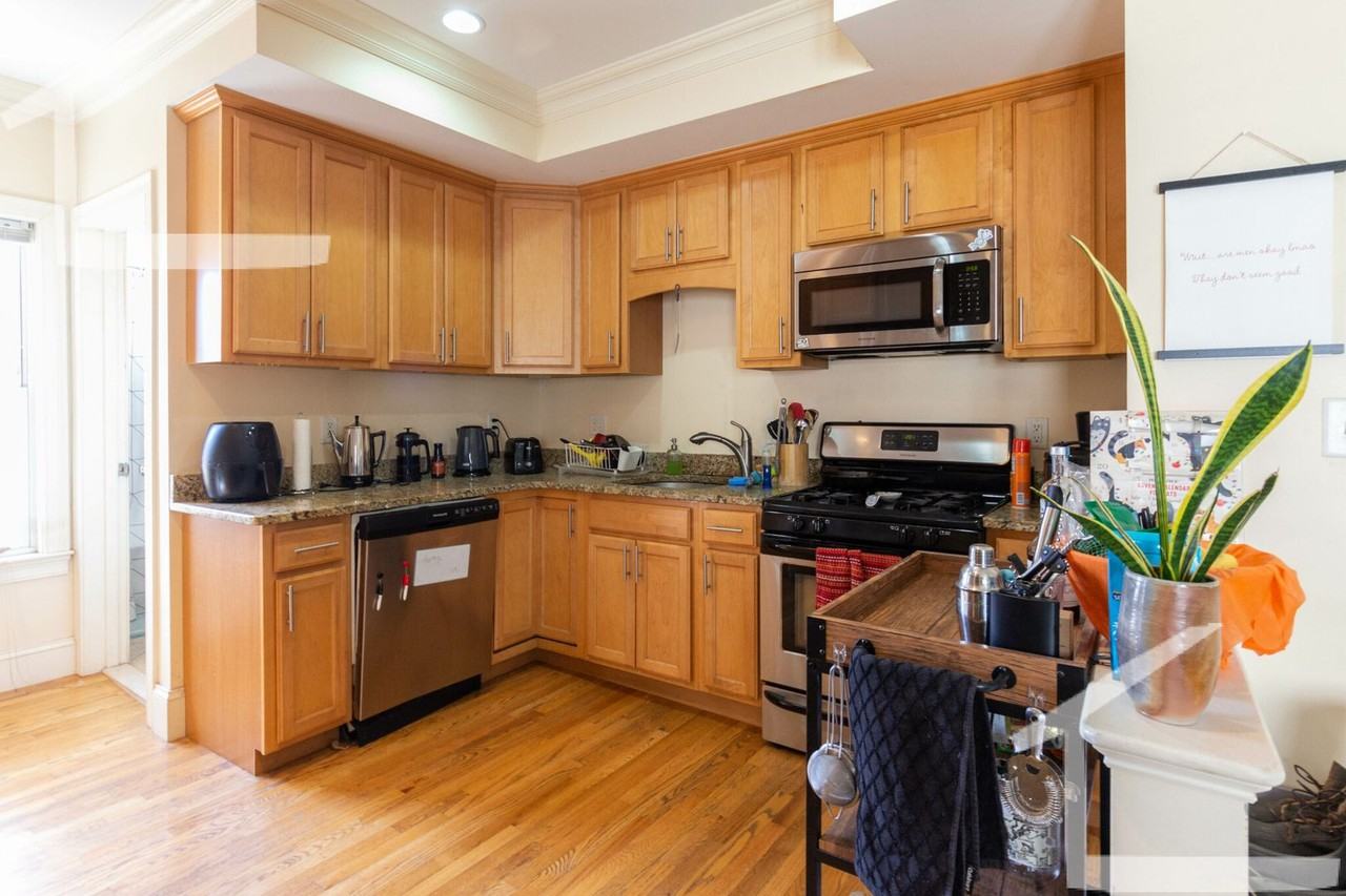 9 Lothrop St - Photo 4 of 9