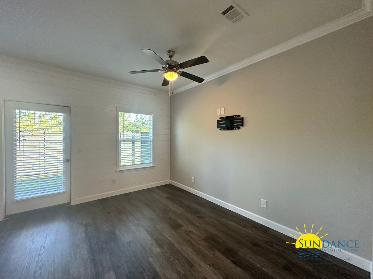 1811 Stable Ln - Photo 4 of 21