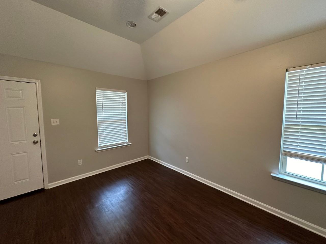 1307 Larkin Ave - Photo 4 of 13