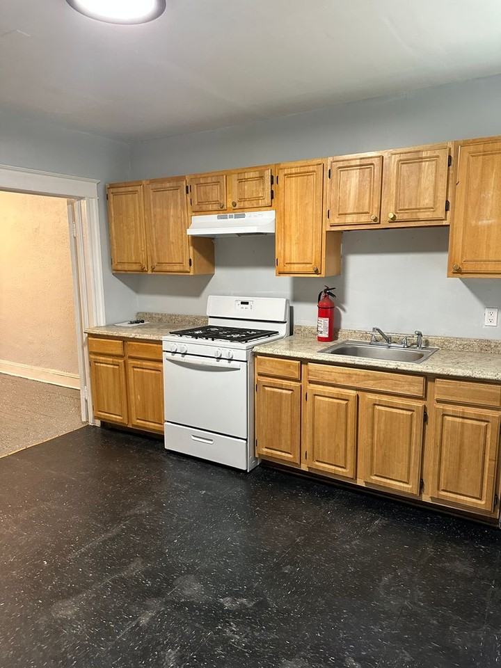 1203 Ashburton St - Photo 5 of 15