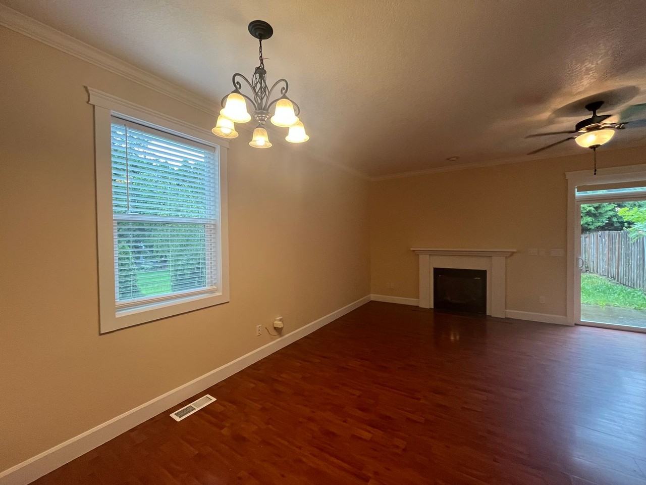 1242 Se Roberts Ave - Photo 4 of 19