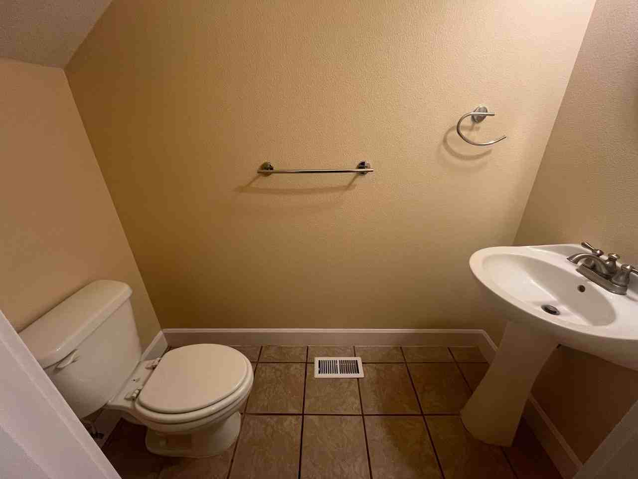 1242 Se Roberts Ave - Photo 7 of 19