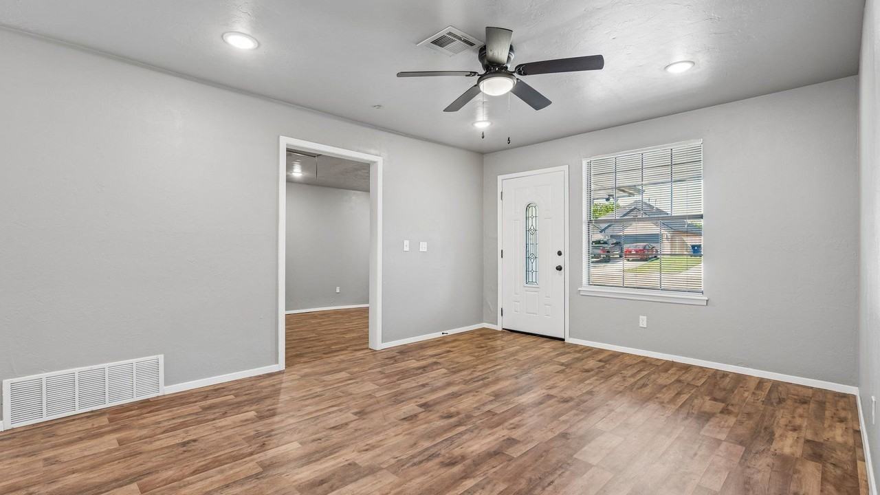 324 Nw 89th St - Photo 5 of 32