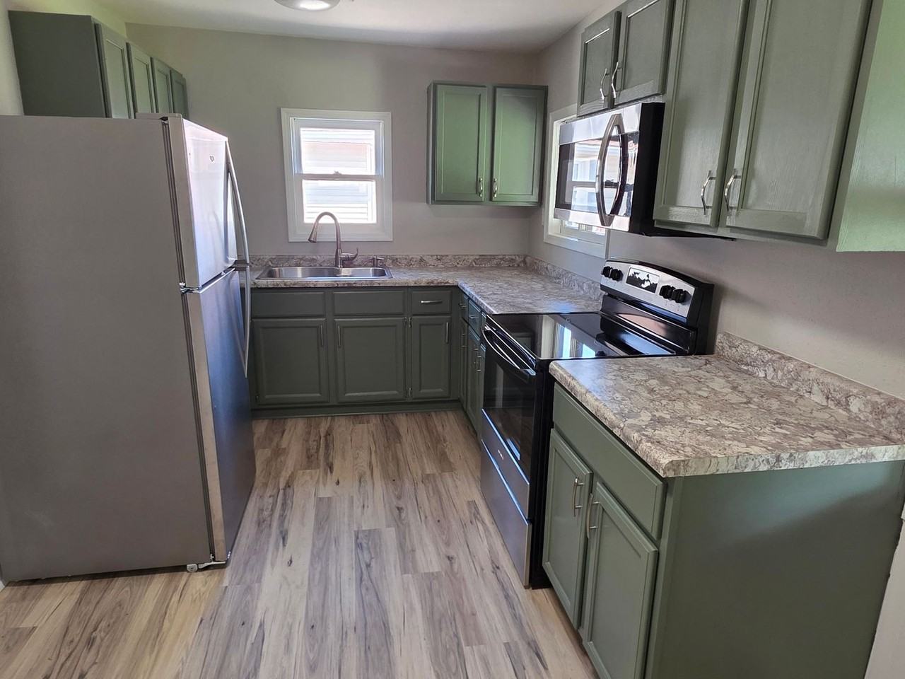 2925 Maple St - Photo 4 of 9