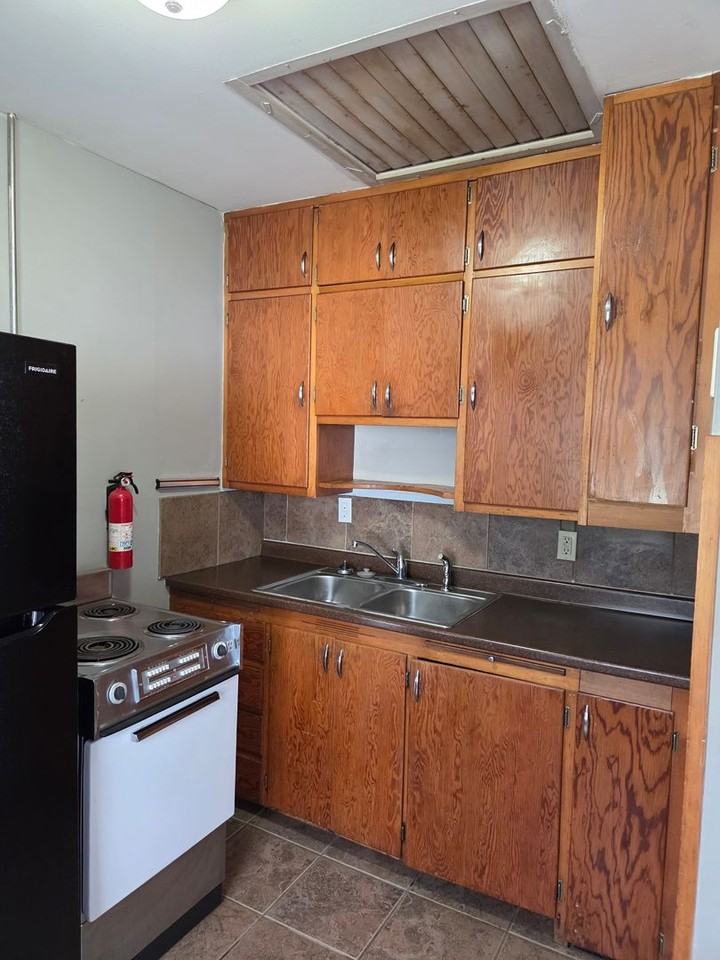 712 W Dayton Ave - Photo 2 of 12